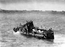 (Details) Die LCI 85 in Schwierigkeiten nähert sich entlang eines Transports, um ihre Besatzung am "Day-J", 6. Juni 1944 zu evakuieren. Die Zensoren bildeten die Nummer der LCI(L)
