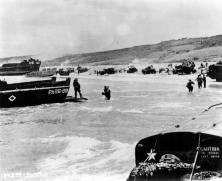 Dans l'après-midi la mer se retire lentement (elle est basse vers18h00), laissant de nombreuses épaves de navires immobilisés par l'artillerie et de nombreux morts apport