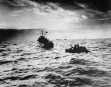 (Details) Ein CG-Cutter schleppt eine DUKW (Details).