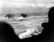 (détails) 3 LCVP débarquant leurs sections, les obstacles sont déjà en grande partie recouverts (Le Ruquet?) (détails) (détails) LCVP de la 2°vague en approche (Le Ruquet