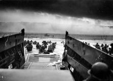 details - the 2nd wave of assault in front of Vierville, 7:00 a.m. to 9:00 a.m. (details) A LCVP has just emptyed, we see a tank on the beach Soldiers from the 1st wave are on