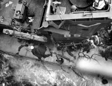 (Details) LCI(L)-85 legt an einem anderen Schiff an, um seine Überlebenden zu transportieren, nachdem es am "Day-J" vom deutschen Feuer vor Omaha Beach getroffen wurde.