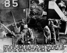 (Details) LCI(L)-85 legt an einem anderen Schiff an, um seine Überlebenden zu transportieren, nachdem es am "Day-J" vom deutschen Feuer vor Omaha Beach getroffen wurde.