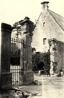 Vierville mit dem Flugzeug nach dem Sturm gesehen, das Schloss und sein Park werden erkannt, 44. Juli
