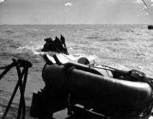 (Details) Ein CG-Cutter schleppt eine DUKW (Details).