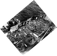 (Details) Verletzte Personen auf einer TCL werden auf ein Krankenhausschiff in Omaha Beach gebracht (Details).