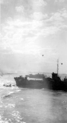 Document du fonds : Images des régiments de renforts et du Génie débarquant au Ruquet à partir de 10h00, à la pleine mer