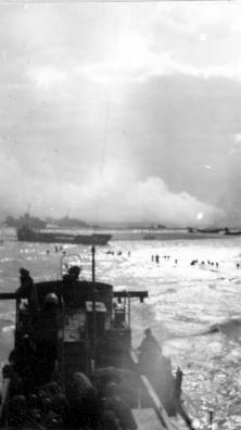 Document du fonds : Images des régiments de renforts et du Génie débarquant au Ruquet à partir de 10h00, à la pleine mer