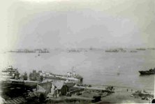 Ein Panoramablick auf den Hafen am 22. Juni, von einem GIs (siehe Details), kurz nach dem Sturm. Die 6 Ansichten sind von einem Punkt über der Villa Raymond Marc genommen