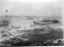 Ein Panoramablick auf den Hafen am 22. Juni, von einem GIs (siehe Details), kurz nach dem Sturm. Die 6 Ansichten sind von einem Punkt über der Villa Raymond Marc genommen