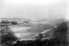 Ein Panoramablick auf den Hafen am 22. Juni, von einem GIs (siehe Details), kurz nach dem Sturm. Die 6 Ansichten sind von einem Punkt über der Villa Raymond Marc genommen