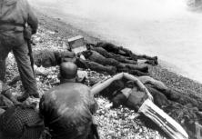 Ci-dessous et ci-contre, les morts Américains et des prisonniers Allemands sortis du WN60 qui a été pris dès 8h00 par l'infanterie US débarquée sous la falaise à l'Est de