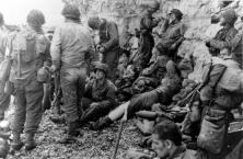 (détails) Un groupe des troupes d'assaut Américaines du 3d Battalion, 16th Infantry Regiment, 1st Infantry Division, ayant atteint la sécurité relative offerte par les fa