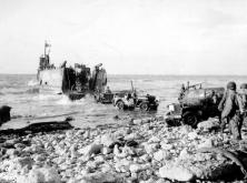 (détails) Le LCT 603 décharge des Jeep qui avancent malaisément sur les gros galets (détails) (détails) Sous les vagues une jeep de "medics" s'est noyée