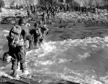 (détails) Des GI débarquent, à l'abri de la vue des Allemands, au pied de la falaise, à mer haute (détails) Vers 11h00, le LCI 83 amène des renforts de soldats sur Fox Gr