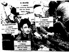 Un poste de secours est installé, abrité sous la falaise, où des GI blessés ou choqués sont soignés (détails) Des hommes blessés du 3rd Battalion, 16th Infantry Regiment,
