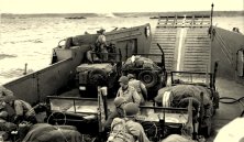 Des LCT Mark 5 Un LCT chargé de Jeeps approche