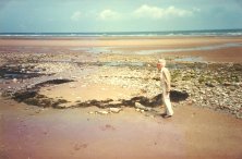 Around 1990, trace of an shell hole in the peat of Vierville beach (Simone Cordelle)