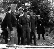 (détails) L'Amiral Stark montant à bord du croiseur USS "Augusta" (détails) A gauche le Général Marshall, à droite Eisenhower. (détails) De g à d, les Généraux Bradley, E