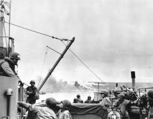 (Details) Von der Brücke eines LST, Dog White Beach und LCI Fires aus gesehen