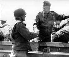 (détails) Le général Eisenhower . (détails) Prise d'armes le 12 juin au cimetière provisoire à l'occasion de la visite des chefs du Pentagone, notamment les Généraux Eise