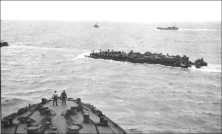 (détails) Un tir de l'"Arkansas" devant Colleville (détails) (détails) .Une tourelle de 2 canons de 305mm de l'"Arkansas" (détails) Des LCVP passent devant l'"Arkansas" (