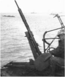 (détails) A bord du "Montcalm" (détails) Le "Georges-Leygues" sous le feu de la batterie de Longues (détails) Un des 2 croiseurs Français, à gauche un destroyer (détails)