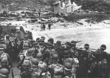 (détails) GI débarquant d'un LCVP (détails) GI débarquant du LCI 488 (détails) Un détachement de la 214ème Compagnie de Police Militaire sort d' un LCT... (détails) ....