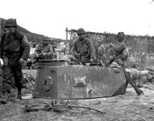 Ein Panzer 3-Tankturm am WN 68 (Details) Panzer-Turm am WN68 Sept 44, Les Moulins, WN68, man sieht den Panzerturm. Das nicht zerstörte Haus ist c