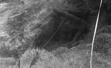 ein unterirdischer Eingang auf dem Plateau (vielleicht der, den ich 1946 besuchte: eine vertikale Holzleiter von etwa zehn Metern, eine horizontale Galerie von 15 Metern)