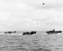 Des LCM passent devant le LCI 323 et devant un LCT