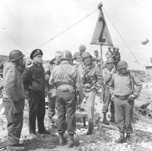 Parmi les présents se trouvent : Rear Admiral Alan G. Kirk, USN (2ème à partir de la gauche); Rear Admiral John L. Hall , Jr., USN,avec les jumelles (centre, face à l'app