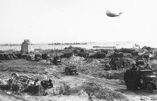 Le Ruquet Le Ruquet Depots am Strand. Gescheiterte Ausschiffungsschiffe und liefern Pfähle und Munition. Die LCT-555 ist zurück zum Strand, während die LCT()