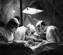 Transport von Verwundeten am 6. Juni unter der Klippe der Colleville Operation im Krankenhaus im Zelt von Saint-Laurent
