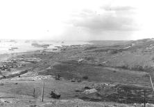 (détails) La vallée du Ruquet en 1945 (détails) En 1945, à l'Est du Ruquet Le Ruquet, le WN64 est sur le coteau à droite. Le fossé antichar n'est pas encore comblé