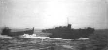 Un LCT près de la plage, à marée haute LCI et LCVP avancent vers le Ruquet (détails) Des péniches LCI et LCM se dirigent vers Le Ruquet pour y mettre à terre les 115ème e