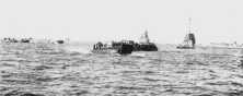 (détails) Le LCT 191 va couler, il est assisté par un patrouilleur type SC et un LCVP (détails) Un LCM passe devant un LCT et un chasseur type PC vu de face