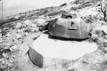 (détails) tourelle de char Renault au WN60 (photo du 336thECB) (détails) peut-être la trourelle de char du WN60, avec l'entrée d'un abri par derrière