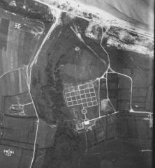 Le cimetière de Colleville en 1947, disposé suivant le dessin de l'été 44. Il a par la suite été remodelé complètement pour être remplacé par le cimetière définitif actue