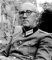 Hauptmann Grundschloss starb am 6. Juni. Seine 9. Kompanie (9/726) verhaftete effektiv die Amerikaner, die versuchten, Pointe du Hoc zu erreichen, indem sie kamen.