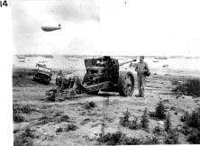 (détails) vue arrière de la casemate du WN61, avec le canon de 88, glissé hors de son emplacement (détails) Le PAK 43 du WN61, extrait de sa casemate