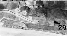 (détails) Le vallon du Ruquet photographié le 19 mai 1944 par un Lightning RF38 de reconnaissance. Les obstacles de plage seront multipliés dans les jours qui suivront. (