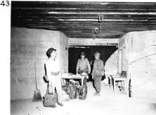Soldats au repos au WN62 (détails) (détails) Travail sur le WN62, devant un des canons de 75mm (détails) Le canon de 75 (PAK40) dans la casemate basse Entrée arrière bunk