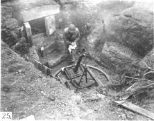 (détails) mortier français de 81mm au WN64 réf Brandel 25, WN64 Ci dessous la casemate béton en construction , destinée à recevoir le canon de 75