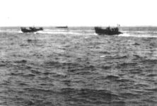 2 LCM en route vers la plage le matin du 6 juin (détails) Un LCM armé par des US Coast Guard plan du LCM3 (Landing Craft Mechanized)