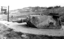 Ein Panzer 3-Tankturm am WN 68 (Details) Panzer-Turm am WN68 Sept 44, Les Moulins, WN68, man sieht den Panzerturm. Das nicht zerstörte Haus ist c