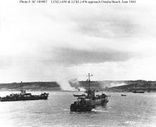 Les LCI(L)-490 et LCI(L)-496 approchent de Easy Red, avec des troupes du 18ème RI, en fin de matinée le 6 Juin 1944. Photographe : Herman Wall. Ils sont non loin de E3, m