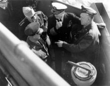 Le généraux Marshall, Arnold, Eisenhower et l'amiral King (les 3 du Pentagone et le chef du SHAEF), à bord du USS Thompson _________