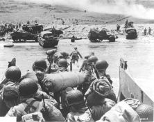 (détails) Le 18ème RI arrive à terre (détails) On voit les colonnes de soldats montant le coteau à l'est du Ruquet, dans le WN64 (détails)
