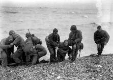 (détail) (détails) Des membres d'un Beach Battalion aident leurs camarades à regagner le rivage alors que leur barge de débarquement a été coulée par les tirs ennemis. Ce